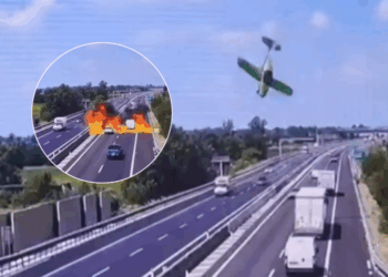(VIDEO) Terrible accidente aéreo en Italia: avioneta se precipita sobre una autopista y causa la muerte de dos personas.