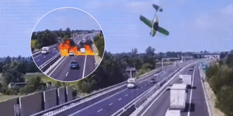 (VIDEO) Terrible accidente aéreo en Italia: avioneta se precipita sobre una autopista y causa la muerte de dos personas.