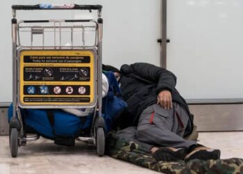 Los migrantes y las personas sin hogar que se refugiaron en el aeropuerto de Madrid durante varios meses.
