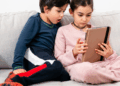 Expertos alertan sobre las repercusiones del uso de pantallas en niños y ofrecen recomendaciones.