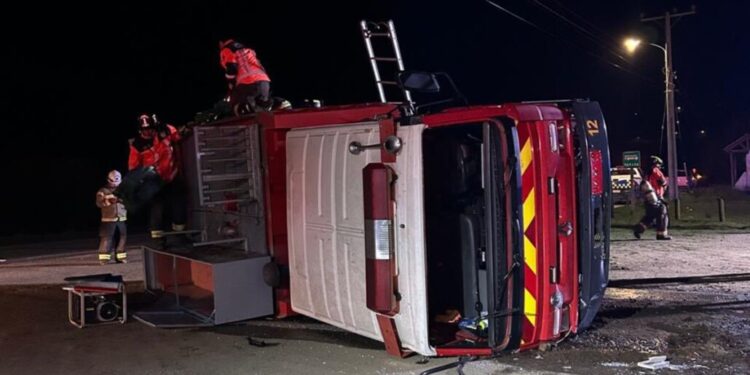 Camión de bomberos vuelca en su camino hacia una emergencia en Zapallar.