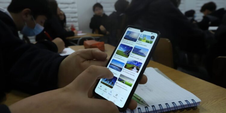 Fin de los celulares en clases: un colegio chileno restringirá la conectividad mediante inhibidores de señal.