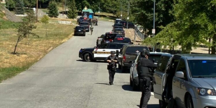 Impacto por el asesinato a tiros de dos bomberos: el sospechoso inició un incendio y los emboscó en Estados Unidos.