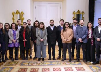 El presidente Boric sostuvo una reunión con la directiva nacional del Frente Amplio en La Moneda para analizar los retos del partido.