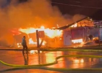Un voraz incendio en un minimarket en Porvenir dejó sin vida a un padre y su hijo, quienes no pudieron escapar.