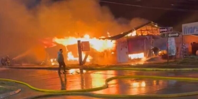 Un voraz incendio en un minimarket en Porvenir dejó sin vida a un padre y su hijo, quienes no pudieron escapar.