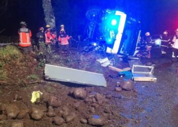 Dos voluntarios sufren lesiones graves tras el vuelco de un carro de Bomberos en Licanray.