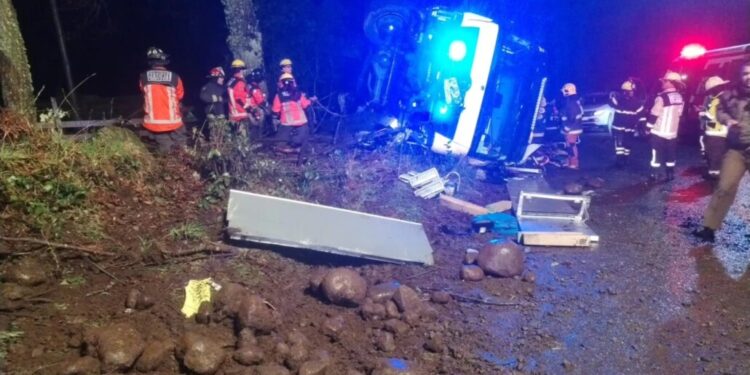 Dos voluntarios sufren lesiones graves tras el vuelco de un carro de Bomberos en Licanray.