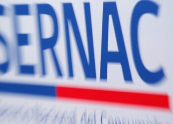 Sernac interpone denuncia contra dos bancos por ofrecer créditos no educativos en universidades.