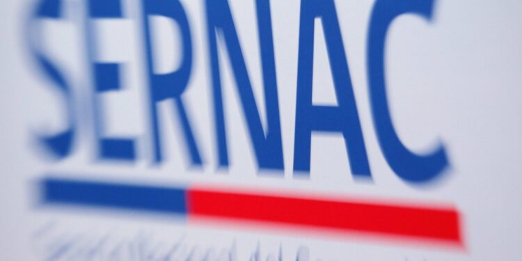 Sernac interpone denuncia contra dos bancos por ofrecer créditos no educativos en universidades.