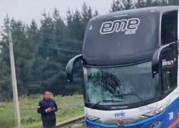 Hombre en estado crítico tras ser atropellado por un bus en una concurrida avenida de Los Ángeles.