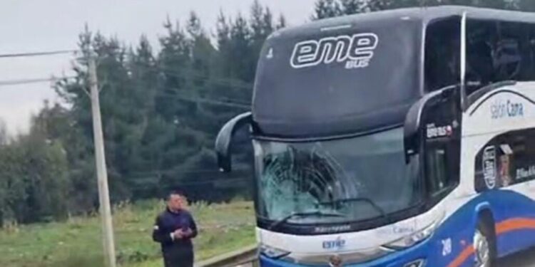 Hombre en estado crítico tras ser atropellado por un bus en una concurrida avenida de Los Ángeles.