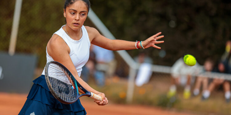 Kalu Calderón: La tenista curicana de 16 años que participará en torneos en Argentina y Chile en los próximos meses.