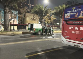 Agente de la PDI disparó y mató a un delincuente, hirió a otro que intentó asaltarlo en Santiago, mientras un tercer cómplice logró huir.