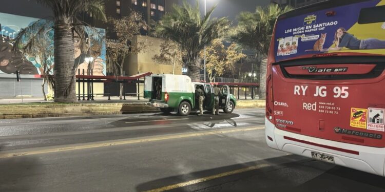 Agente de la PDI disparó y mató a un delincuente, hirió a otro que intentó asaltarlo en Santiago, mientras un tercer cómplice logró huir.