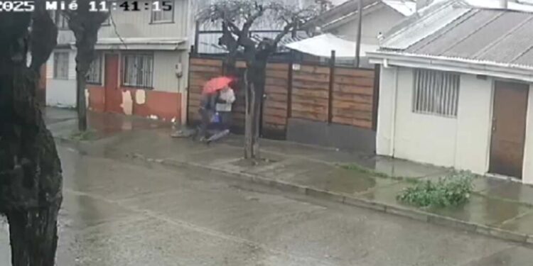 Delincuente en bicicleta reincide: Hombre agredió a mujer para robarle en Angol.