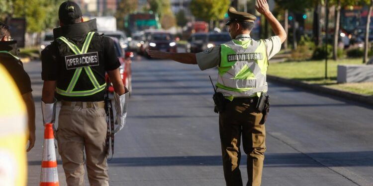Contraloría identifica serias deficiencias en los controles de Carabineros: 144 fugitivos permanecen en libertad.