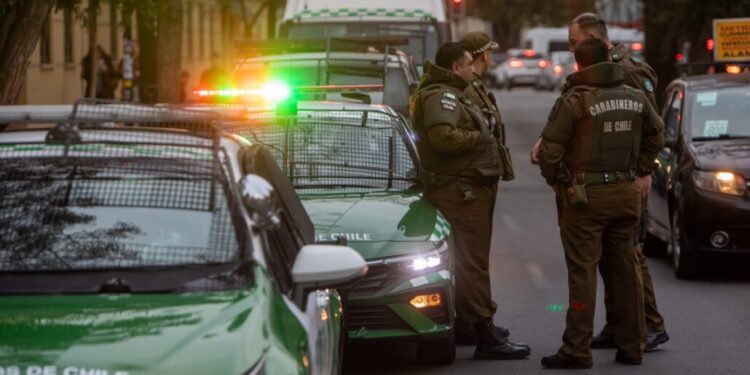 Estudiante fue víctima de un violento asalto mientras aguardaba a su madre cerca de su colegio en Los Ángeles.
