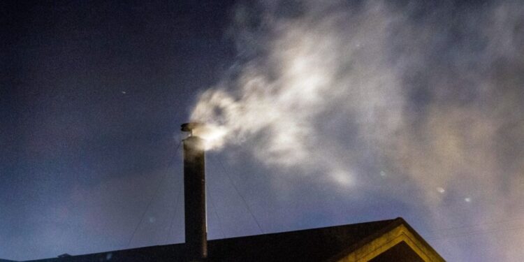 Autoridades declaran «Preemergencia Ambiental» en Los Ángeles debido a la contaminación: se prohíbe el uso de leña y las quemas.