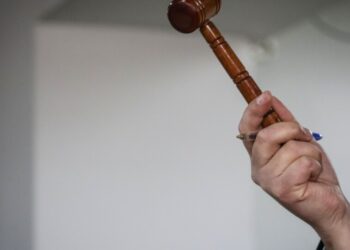 Martillero enfrenta 10 años de prisión por millonarias estafas en Yumbel.