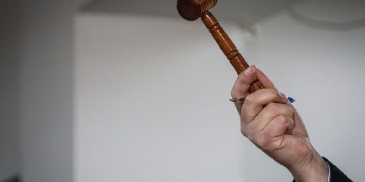 Martillero enfrenta 10 años de prisión por millonarias estafas en Yumbel.