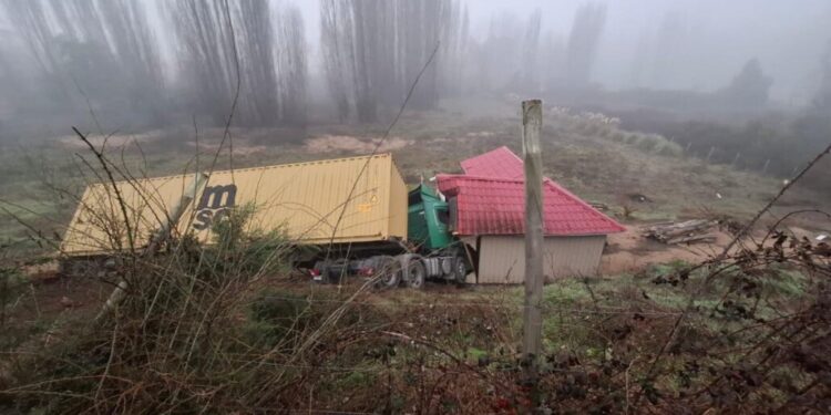 Camión pierde el control y choca contra una vivienda, causando graves daños en Nacimiento.