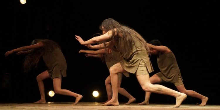 La obra de danza contemporánea «Como un océano de fuego» se presentará este sábado en Los Ángeles.