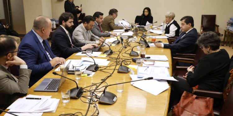 La Comisión del Senado convoca a altos mandos de las FF.AA. y al Fiscal Nacional a una sesión reservada por el caso de exfuncionarios de la FACh.