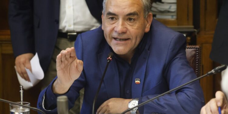 Senador Fidel Espinoza critica a Bachelet por no respaldar a Tohá: “debió haber sido la vocera”