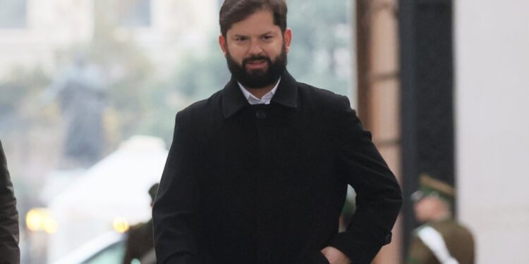 El presidente Boric recibirá en La Moneda a los líderes de Brasil, España, Colombia y Uruguay para la cumbre “Democracia Siempre”.