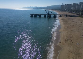 Se activa el despliegue de equipos municipales en varios lugares de Viña del Mar tras la alerta de tsunami para las costas chilenas.
