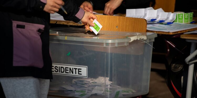 El diputado Rubén Oyarzo apoya el voto obligatorio, aunque sin sanciones para extranjeros.