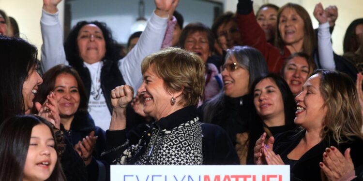 Evelyn Matthei presenta un plan para crear 800 mil empleos durante su recorrido por La Araucanía.