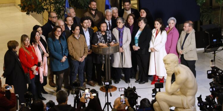 Bancadas oficialistas respaldan a Jeanette Jara y hacen un llamado a la unidad de la centroizquierda.