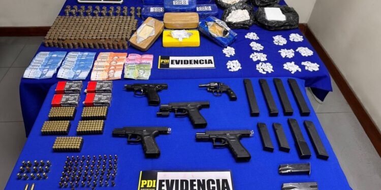 Desmantelan banda criminal con gran poder de fuego en Puente Alto: se les confiscó 25 kilos de drogas.