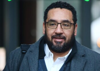 Solicitan la comparecencia del ministro de Educación en la Cámara debido a la falta de entrega de miles de becas de alimentación a estudiantes universitarios.