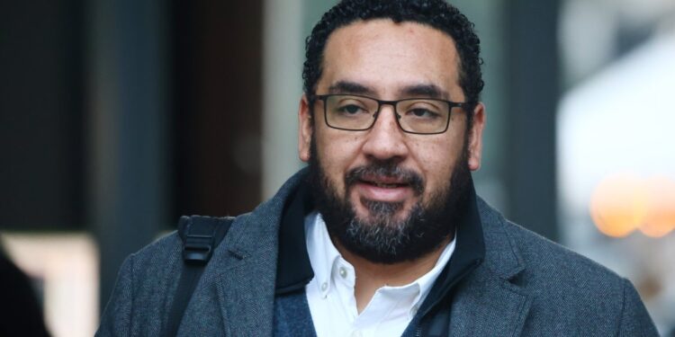 Solicitan la comparecencia del ministro de Educación en la Cámara debido a la falta de entrega de miles de becas de alimentación a estudiantes universitarios.