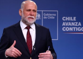 El ministro Elizalde muestra el apoyo del Gobierno para conservar la asignación de dieta a expresidentes.