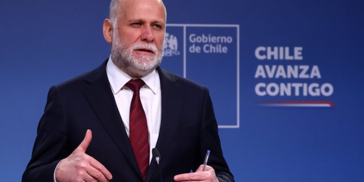 El ministro Elizalde muestra el apoyo del Gobierno para conservar la asignación de dieta a expresidentes.