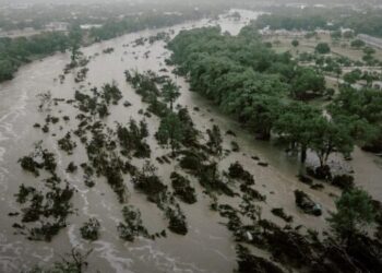 Donald Trump declara estado de emergencia en Texas tras confirmar 68 víctimas mortales.