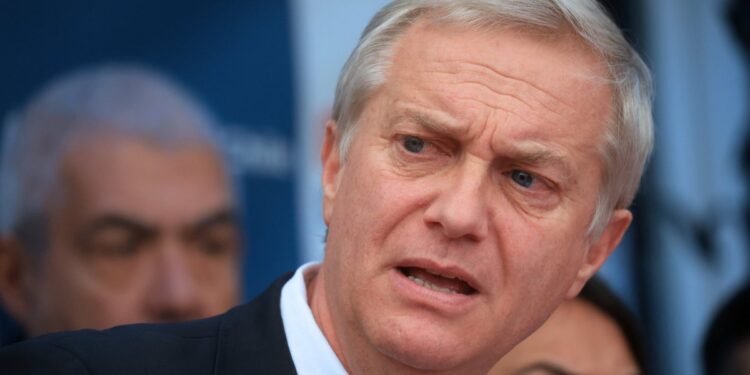 Kast responde a las críticas del comando de Matthei: «Nuestros verdaderos adversarios son Jeannette Jara y los herederos de este gobierno fallido».