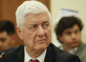 Gobierno pide la dimisión del director del SII tras controversia por contribuciones pendientes.