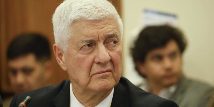 Gobierno pide la dimisión del director del SII tras controversia por contribuciones pendientes.