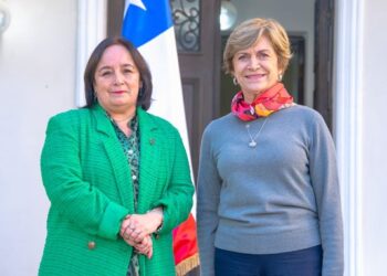 Senadora Aravena apoya a Evelyn Matthei dos meses después de su renuncia al Partido Republicano.