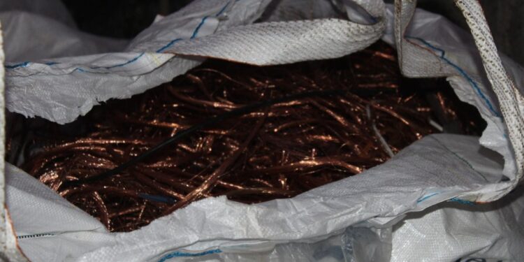 Confiscan más de 9 toneladas de cable de cobre y $18 millones en efectivo en Puerto Montt.