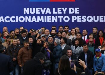 Presidente Boric firmó la ley que establece un nuevo reparto entre el sector pesquero artesanal e industrial.