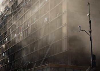 Bomberos controlan el incendio que afectó a un edificio en el centro de Santiago tras casi 24 horas de labores.