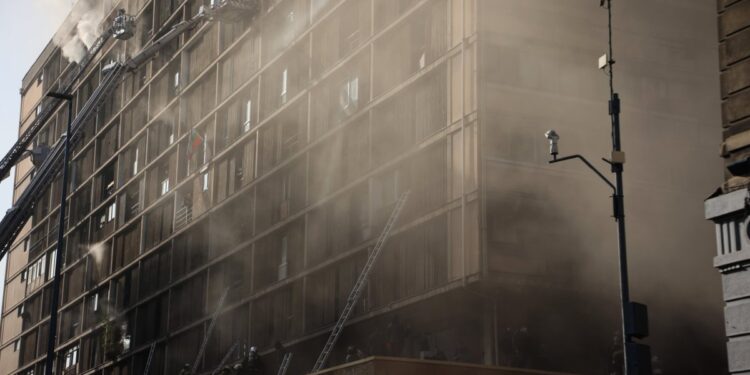 Bomberos controlan el incendio que afectó a un edificio en el centro de Santiago tras casi 24 horas de labores.