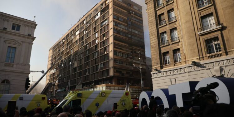 Las temperaturas superiores a 400º en el subsuelo han complicado la extinción del incendio en un edificio del centro de Santiago.