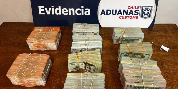 Segundo chofer de bus La Paz – Arica trató de ingresar a Chile con paquetes que llevaban $40 millones y US$380 mil en efectivo.
